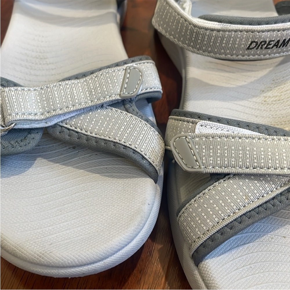 ⭐️Dream Pairs Women’s Gray Sandals Size 9 - Picture 2 of 5